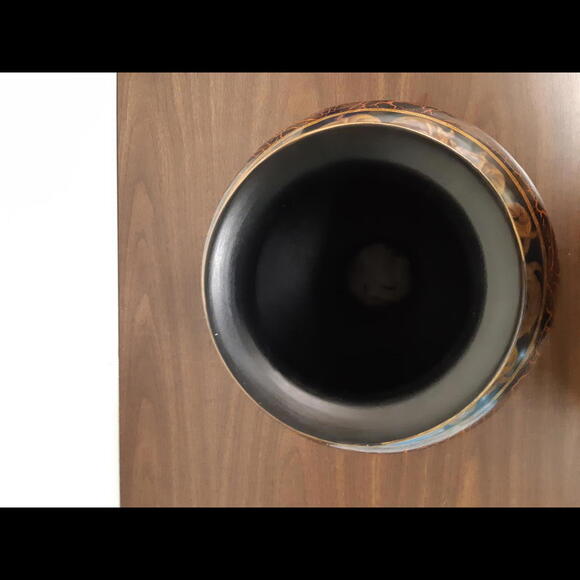 Gorgeous Vintage Oriental Accent Vase with Lacquer Finish - Picture 3 of 7